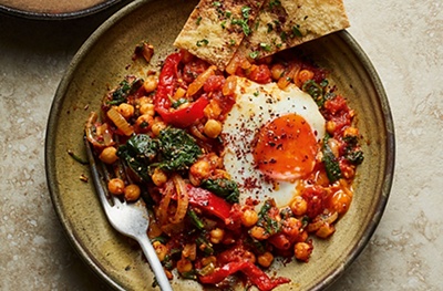 Peppers, chickpeas & spinach with shakshuka-style eggs