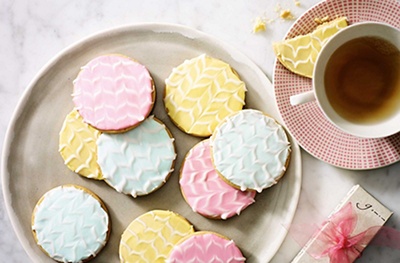 Pretty feather-iced biscuits