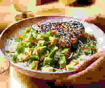 Sesame tuna steaks with avocado