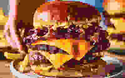 Smash cheeseburger with burger sauce