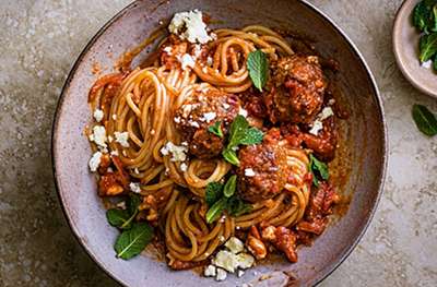 Spaghetti & meatballs in harissa tomato sauce