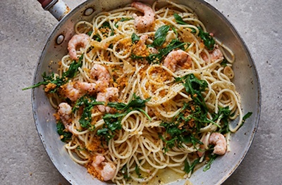 Spaghetti with prawns & smoked butter breadcrumbs 
