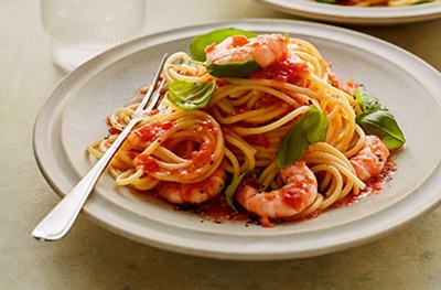 Speedy prawn, tomato & garlic spaghetti