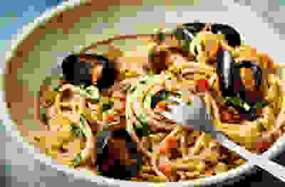 Speedy spaghetti with mussels, garlic & parsley