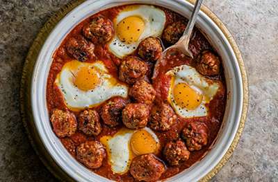 4 ingredients: spiced sausage & egg breakfast skillet 