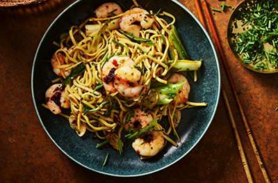Spicy prawn noodles with salad onions & chives 