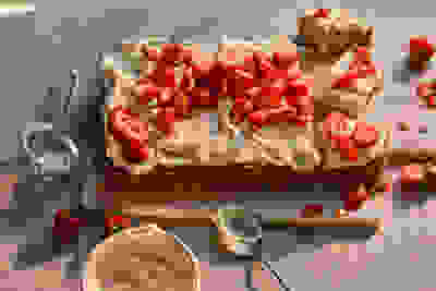 Strawberry & cardamom traybake