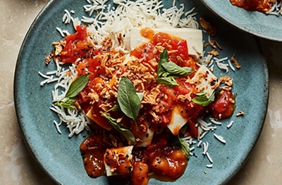 Tofu with ginger & soy tomato sauce 