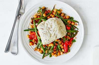 Tray-grilled hake with peppers, beans and chick peas