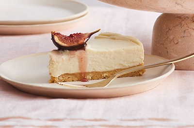 Vanilla cheesecake with roasted figs
