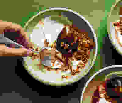 Vanilla figs with yogurt & oaty crunch