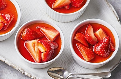 Vanilla pots with strawberries & espresso caramel