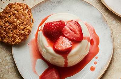 Yogurt panna cotta with roasted strawberries & oat biscuits